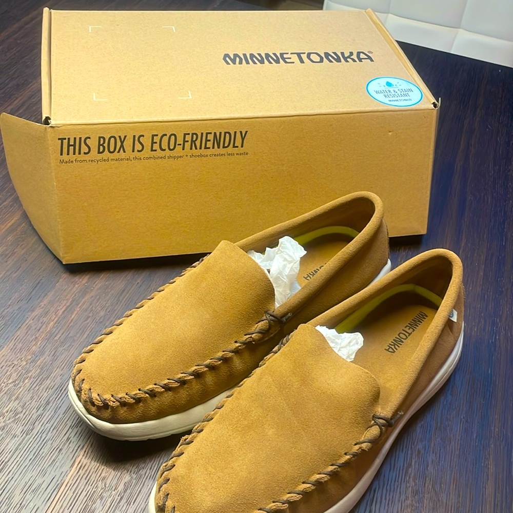 Minnetonka Discovery Classic moccasins in Dusty Brown